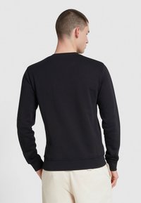 Czarna bluza z długim rękawem, z ribbistymi mankietami i wykończeniem w pasie. Gładka tekstura, design z okrągłym dekoltem. Lekki materiał, minimalistyczny styl.