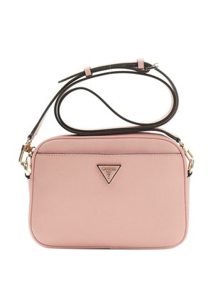 Petit sac bandoulière rectangulaire rose blush avec ferrures dorées et bandoulière noire réglable, arborant un logo triangulaire Guess sur le devant.