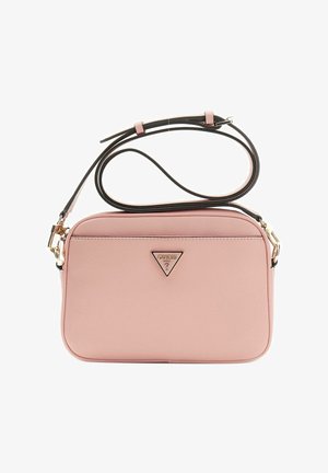Petit sac bandoulière rectangulaire rose blush avec ferrures dorées et bandoulière noire réglable, arborant un logo triangulaire Guess sur le devant.