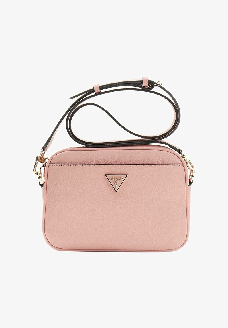Petit sac bandoulière rectangulaire rose blush avec ferrures dorées et bandoulière noire réglable, arborant un logo triangulaire Guess sur le devant.