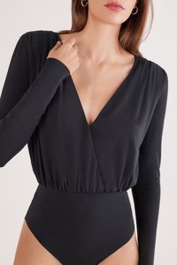 Body noir à manches longues avec un profond décolleté en V, une taille froncée et une texture lisse. Caractérisé par une coupe ajustée pour une silhouette élégante.