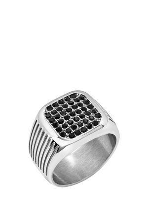 Anillo cuadrado de plata con una superficie de piedra negra con patrón de cuadrícula y lados texturizados, que ofrece un aspecto elegante y moderno.