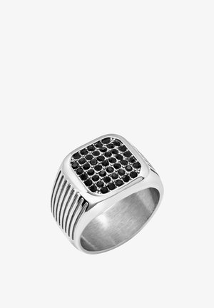 Anillo cuadrado de plata con una superficie de piedra negra con patrón de cuadrícula y lados texturizados, que ofrece un aspecto elegante y moderno.