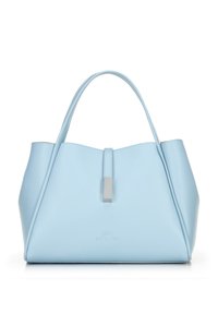 Jasnoniebieska skórzana torba tote o zdefiniowanej sylwetce, z podwójnymi uchwytami i płaską prostokątną zapięciem z przodu. W dolnej części wytłoczone logo marki.