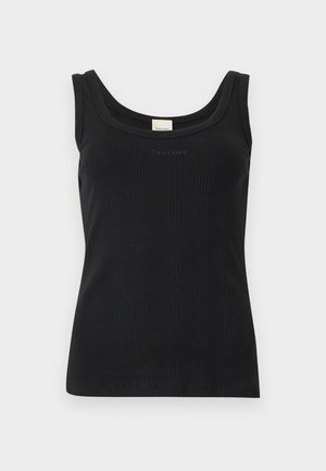 Débardeur noir côtelé sans manches avec encolure dégagée et logo "Calvin Klein" sur la poitrine, présenté sur un fond blanc uni.