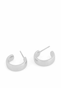 Silverörhängen i form av hoops med en slät, glänsande yta. Cirkulär design med medeltjocklek och en rak stift för säker fäste.