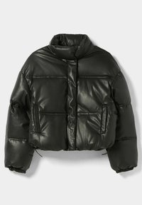 Černá péřová bunda z lesklého materiálu, s vysokým límcem, dvěma předními kapsami a elastickými manžetami. Zkrácený styl se šitými panely.