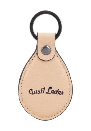 Beiger Leder-Schlüsselanhänger mit schwarzen abgenähten Kanten und schwarzem Metallring, mit „Gusti Leder“ in schwarzer Schreibschrift graviert.