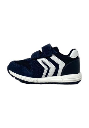 Scarpa sportiva blu navy con accenti bianchi, con strap in velcro, materiali in suede e mesh, suola testurizzata e design slanciato.