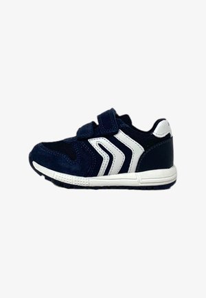Baskets de sport bleu marine avec des accents blancs, sangles Velcro, matériaux en daim et en mesh, semelle texturée et design épuré.