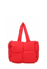 Bolso tote rojo acolchado con secciones acolchadas horizontales y verticales y dos asas acolchadas sobre un fondo blanco.