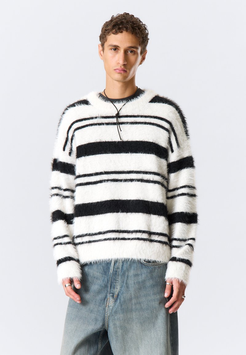 Weekday STRIPED RELAXED - Strikkegenser - light grey/black stripe