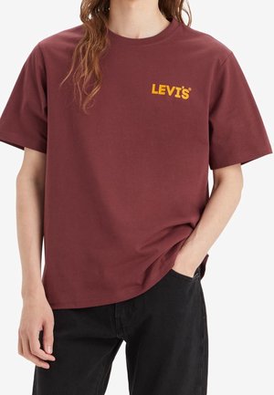 Bordowa bawełniana koszulka z krótkim rękawem, z żółtym logo "LEVI'S" na piersi. Krój luźny, z okrągłym dekoltem.