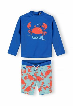 Niebieska koszulka z długim rękawem z ochroną przed słońcem z pomarańczowym krabem i napisem "Beach Life", w zestawie z jasnoniebieskimi kąpielówkami w wzór z pomarańczowymi krabami i małymi rybami.