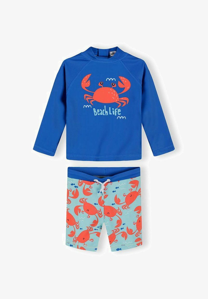 Kék hosszú ujjú vízálló felső narancssárga rák mintával és "Beach Life" felirattal, világoskék fürdőnadrággal párosítva, amelyen narancssárga rákok és apró halak mintázata található.