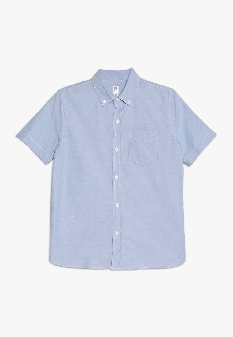 Chemise à manches courtes bleu clair avec une poche poitrine à l'avant et un col boutonné, étalée à plat sur un fond blanc.