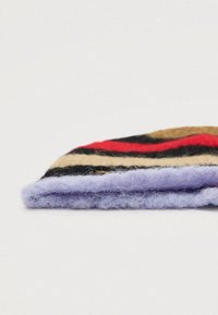 Πλεκτό καπέλο με οριζόντιες ρίγες σε μαύρο, κόκκινο και καφέ, με μαλακή λιλά επένδυση και αφράτη υφή, διπλωμένο στην άκρη.