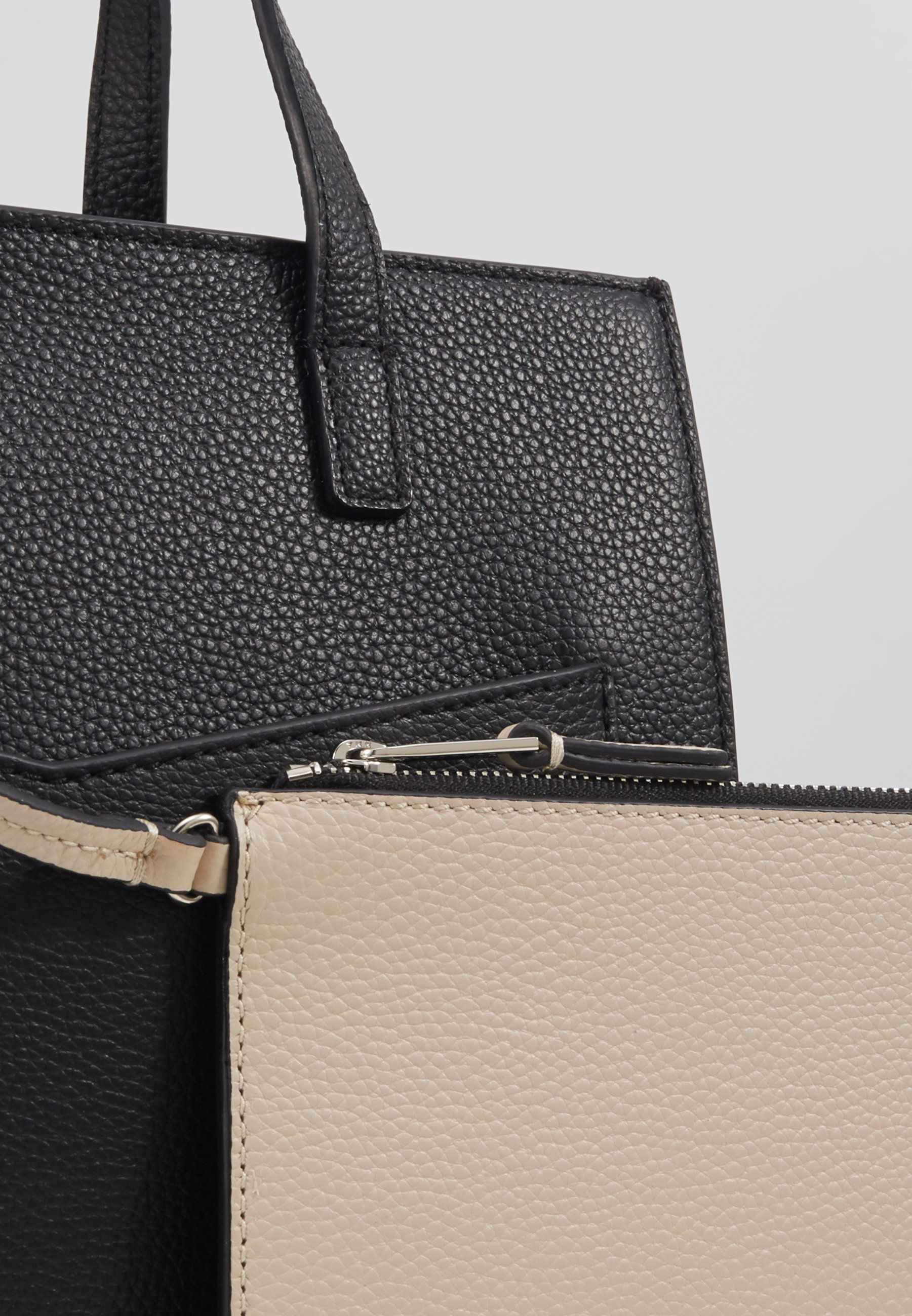 KARL LAGERFELD POCKET SMALL TOTE Håndveske black KARL LAGERFELD POCKET SMALL TOTE Håndveske black