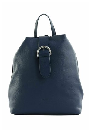 Sac à dos en cuir bleu marine avec poignée supérieure, sangle avant à boucle avec anneau en argent, surface légèrement texturée et base légèrement arrondie.