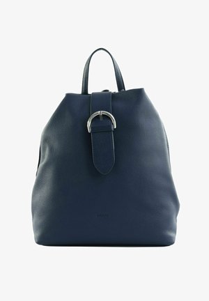 Sac à dos en cuir bleu marine avec poignée supérieure, sangle avant à boucle avec anneau en argent, surface légèrement texturée et base légèrement arrondie.