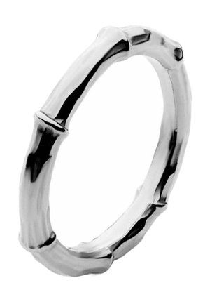 Anillo de plata estilo bambú con un acabado suave y pulido. Presenta segmentos redondeados que imitan las articulaciones del bambú, creando una apariencia texturizada.