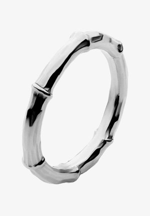 Anillo de plata estilo bambú con un acabado suave y pulido. Presenta segmentos redondeados que imitan las articulaciones del bambú, creando una apariencia texturizada.