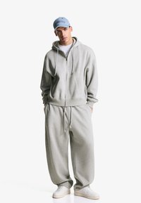 Bershka BALLOON - Donji dijelovi trenirke - dark grey