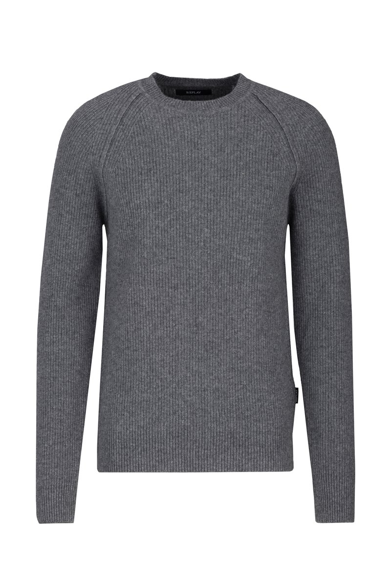 Grauer, gerippter Strickpullover mit Rundhalsausschnitt, langen Ärmeln und seitlichen Saumdetails. Hergestellt aus einem weichen, strukturierten Stoff.
