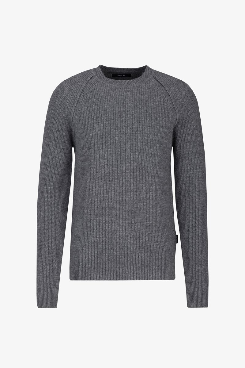 Grauer, gerippter Strickpullover mit Rundhalsausschnitt, langen Ärmeln und seitlichen Saumdetails. Hergestellt aus einem weichen, strukturierten Stoff.