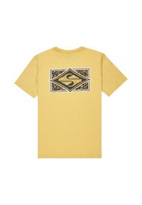 Žluté bavlněné tričko s velkým černobílým grafickým diamantem, stylizované "S" a vzorem hor na zadní straně. Krátké rukávy.