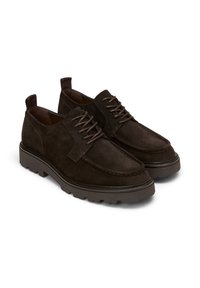 Des chaussures en daim marron foncé avec un bout arrondi, un design à lacets et une semelle en caoutchouc striée. Présente un détail de couture contrastant.