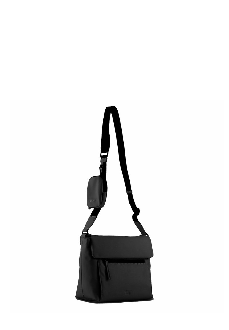 Borsa a tracolla nera in materiale sintetico con chiusura a pattina, tracolla regolabile, tasca frontale con zip e texture liscia. Presenta un dettaglio del logo sulla parte anteriore.