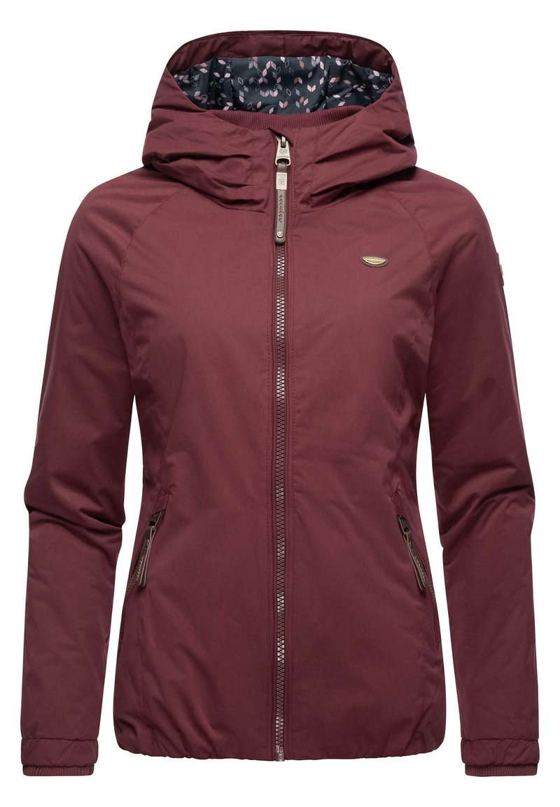 Bordowa kurtka ocieplana z kapturem, z zamkiem z przodu, dwoma bocznymi kieszeniami i wzorzystą podszewką. Gładka tekstura.