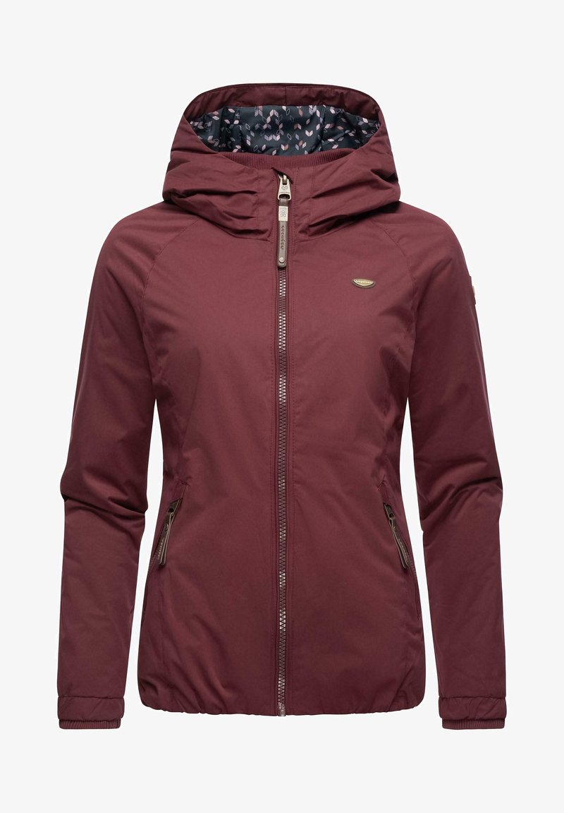 Bordowa kurtka ocieplana z kapturem, z zamkiem z przodu, dwoma bocznymi kieszeniami i wzorzystą podszewką. Gładka tekstura.