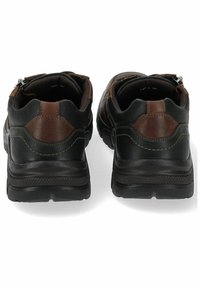 Scarpe in pelle nere e marroni con una finitura testurizzata, dotate di un colletto imbottito e cuciture a contrasto sul retro.