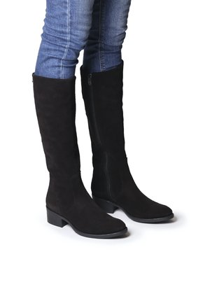 Botas altas hasta la rodilla de ante negro con textura suave, puntera cuadrada y tacón bajo en bloque; cuentan con una cremallera lateral para facilitar su uso.