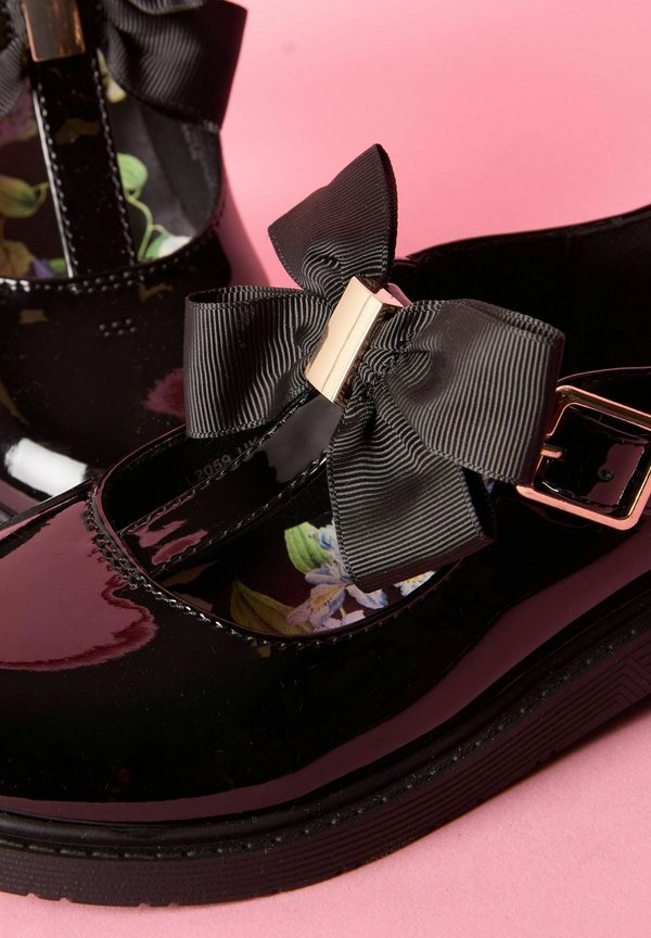 REGULAR FIT – CHUNKY BOW DOLLY SCHOOL – Riemchenballerina