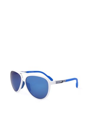 Occhiali da sole con montatura bianca, lenti specchiate blu e aste blu con dettaglio di marchio argentato su sfondo bianco.
