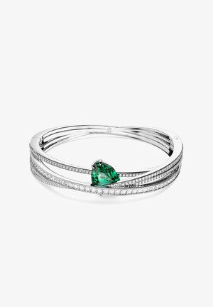 Bracelet rigide en argent avec une pierre verte triangulaire centrale, entourée de plusieurs rangées de petites pierres précieuses claires, texture lisse et polie.