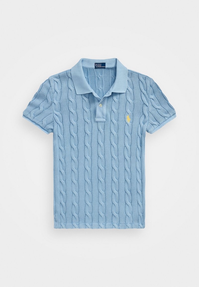 Polo en maille bleu clair à manches courtes avec motif torsadé, patte à deux boutons et petit logo jaune brodé sur la poitrine.