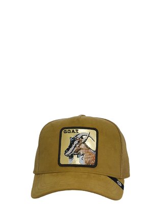 Gorra de béisbol marrón con parte trasera de malla que presenta un parche cuadrado con la cabeza de una cabra y el texto "G.O.A.T" en el frente.