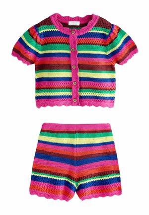 Detský dvojdielny pletený komplet s krátkym rukávom a gombíkmi na zapínanie a s nohavicami, zdobený živými viacfarebnými horizontálnymi pruhmi.