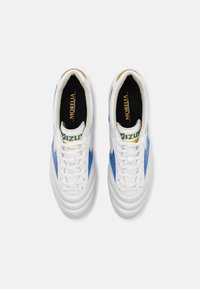 Scarpe sportive bianche con accenti blu, realizzate in pelle, caratterizzate da una superficie texturizzata, punta rotonda e suole interne nere etichettate "MORELIA".