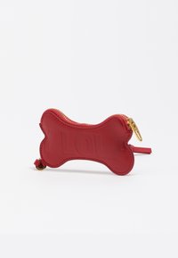 Czerwona saszetka na zamek w kształcie kości, wykonana z teksturowanej skóry, z wytłoczonym napisem i złotym zamkiem błyskawicznym z małą pętlą do przypięcia.