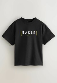 Melnas īsām piedurknēm T-krekls ar apaļu izgriezumu, uz kura krūtīm centrā ir balts un dzeltens teksts "BAKER LONDON".