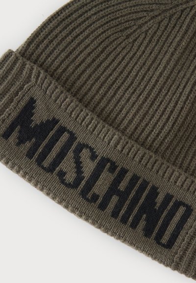 Bonnet brun en maille côtelée avec ourlet replié affichant un texte noir "MOSCHINO" sur fond blanc.