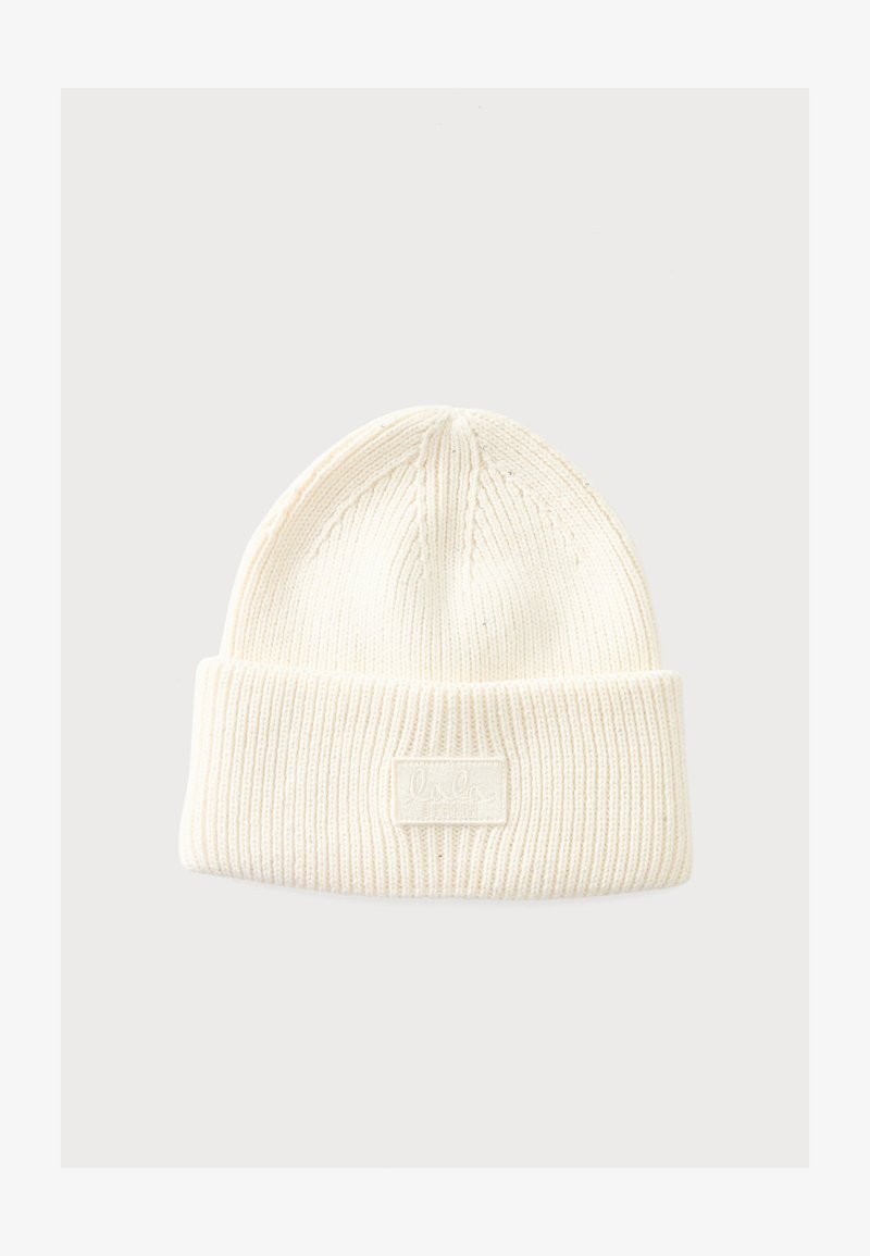 Bonnet en tricot côtelé de couleur crème avec revers plié et petite étiquette rectangulaire au centre devant.