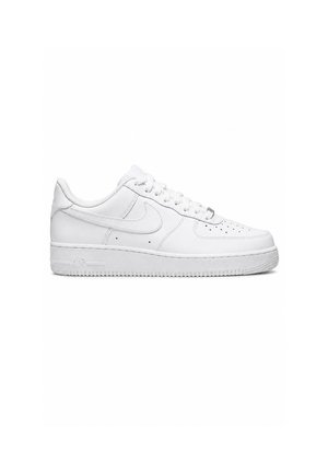 Sneaker bianca Nike Air Force 1 low-top con lacci, punta traforata e logo swoosh visibile sul lato.
