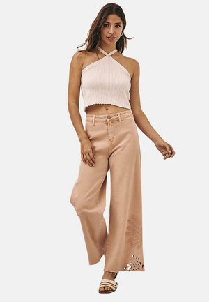 Nekane LARGO ANCHO LISO CIERRE CON BRAGUETA DETALLES BORDADOS CON PEDRERÍA Y CALADOS EN EL LATERAL - Vaqueros boyfriend - camel