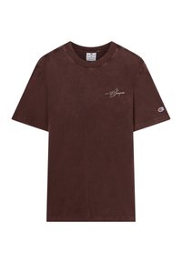 Camiseta de corte corto y manga corta en marrón con pequeño texto blanco de "Champion" en el lado izquierdo del pecho y logo de "C" de Champion en la manga izquierda.